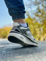 کتونی اسکیچرز مدل go run رنگ کرم مشکی